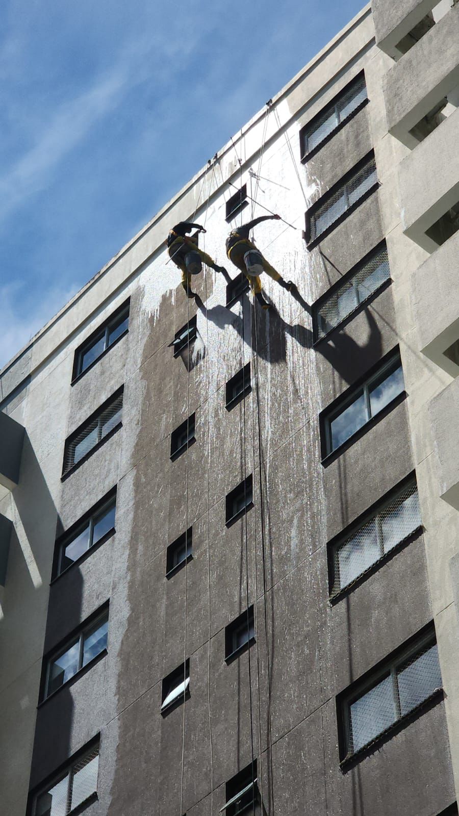Equipe de alpinismo industrial em Florianópolis — Delta Engenharia